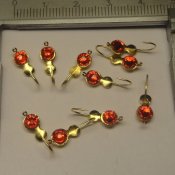 Halv Maggot - Guld med Röd Sten - 4 mm