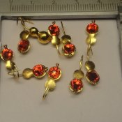 Halv Maggot - Guld med Röd Sten - 5 mm
